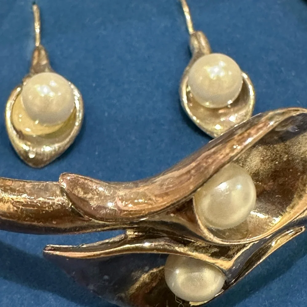 CALLA LILY BRACELET & EARRING GIFT SET - Picture 6 of 16